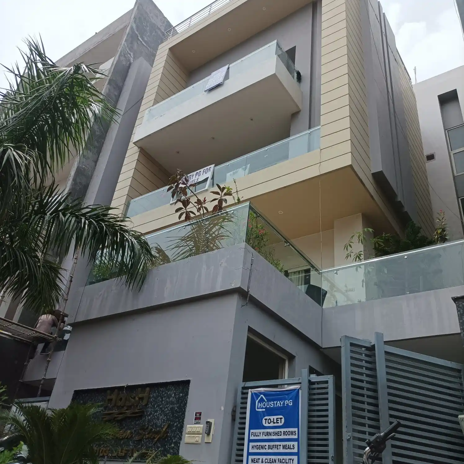 HouStay Girls PG DLF IV Photo 2