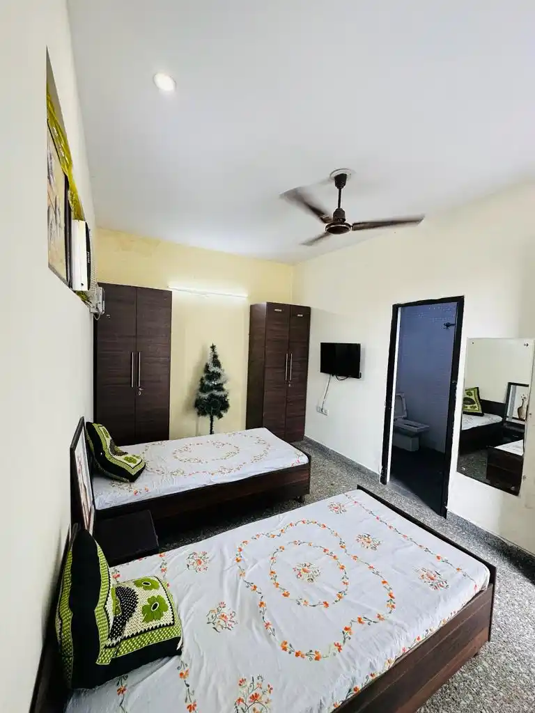 HouStay Girls PG DLF IV - Image 11