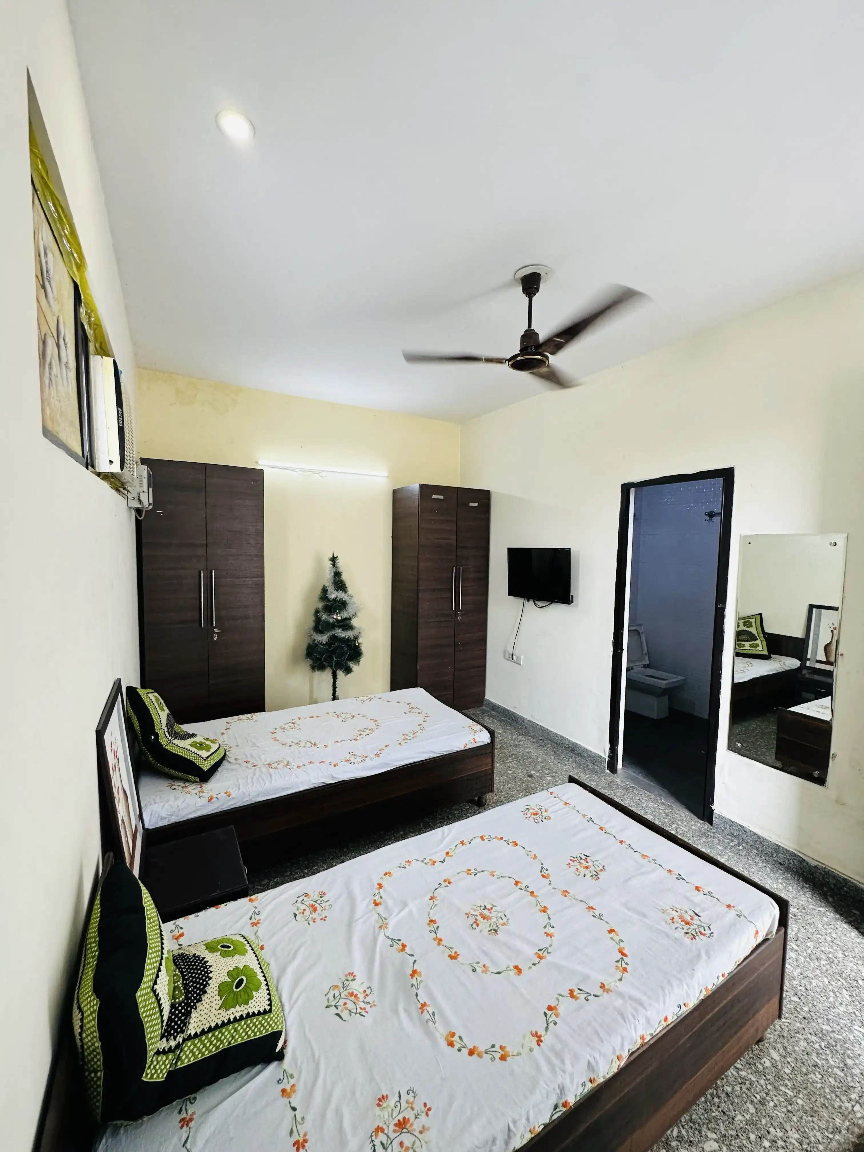 HouStay Girls PG DLF IV - Image 16