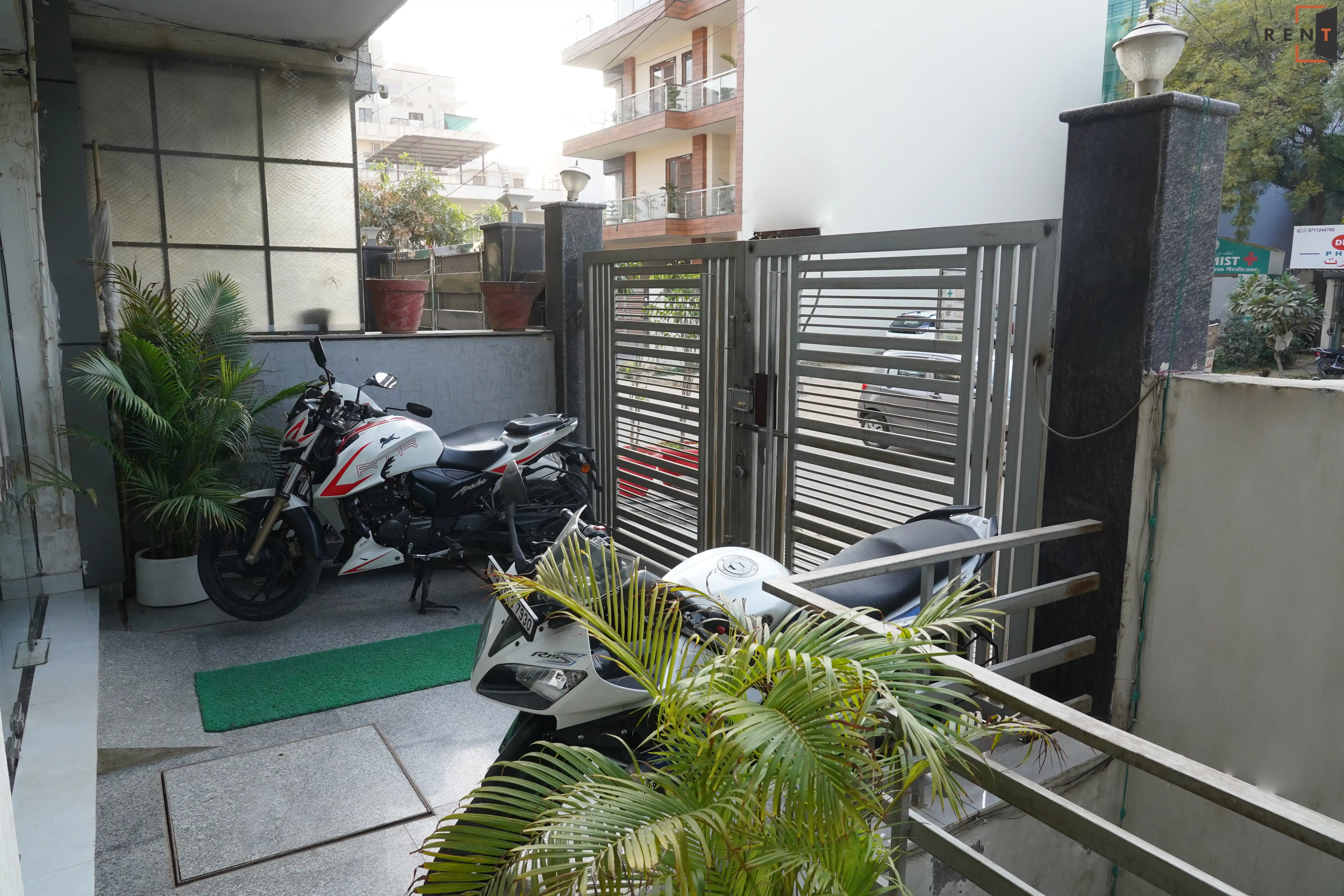 1RK & Studio -RentDoor SEC-52-580 Photo 2