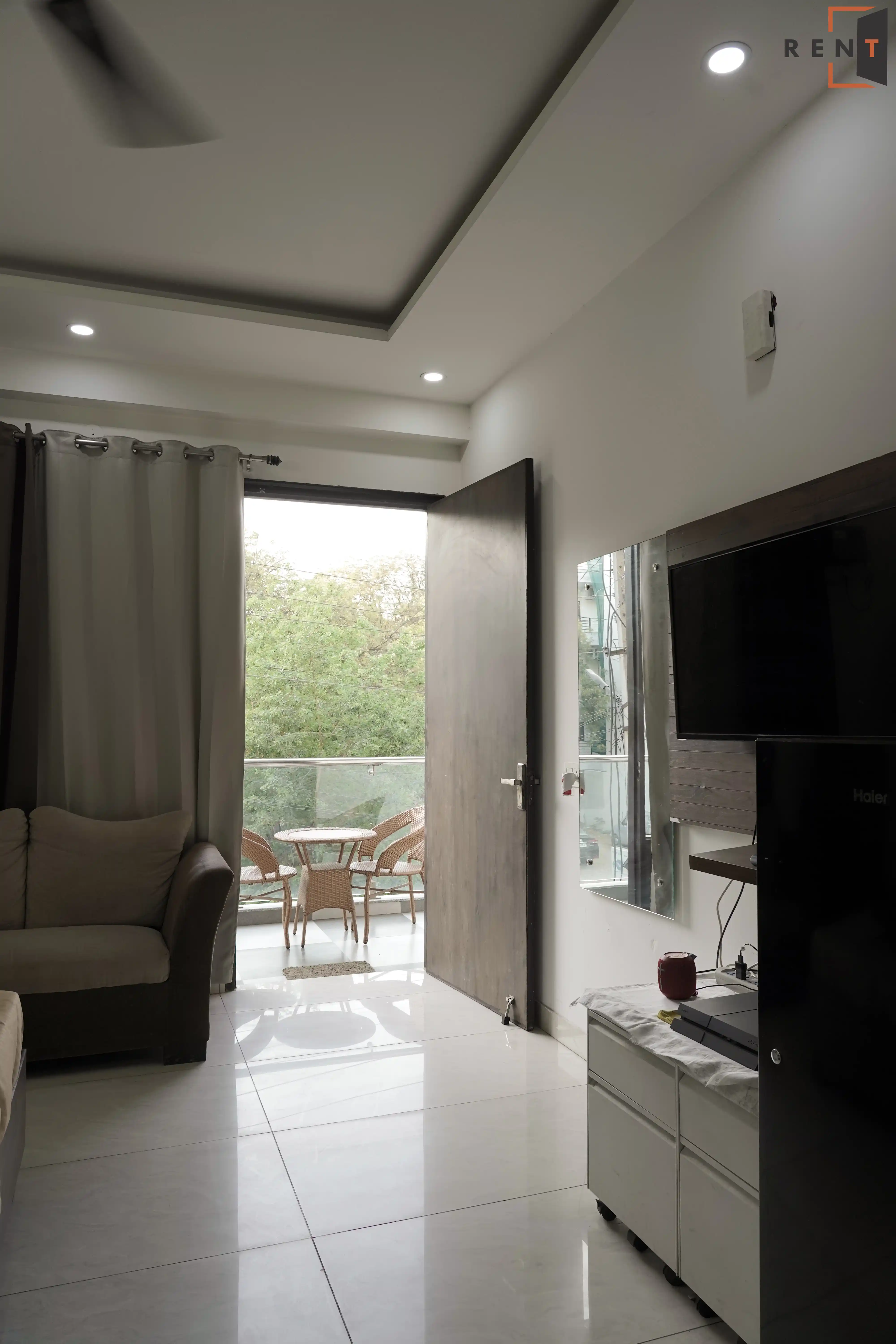 1RK & Studio -RentDoor SEC-52-580 Photo 5