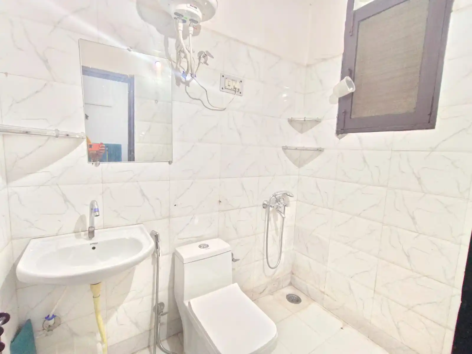 AD HOMES Photo 3