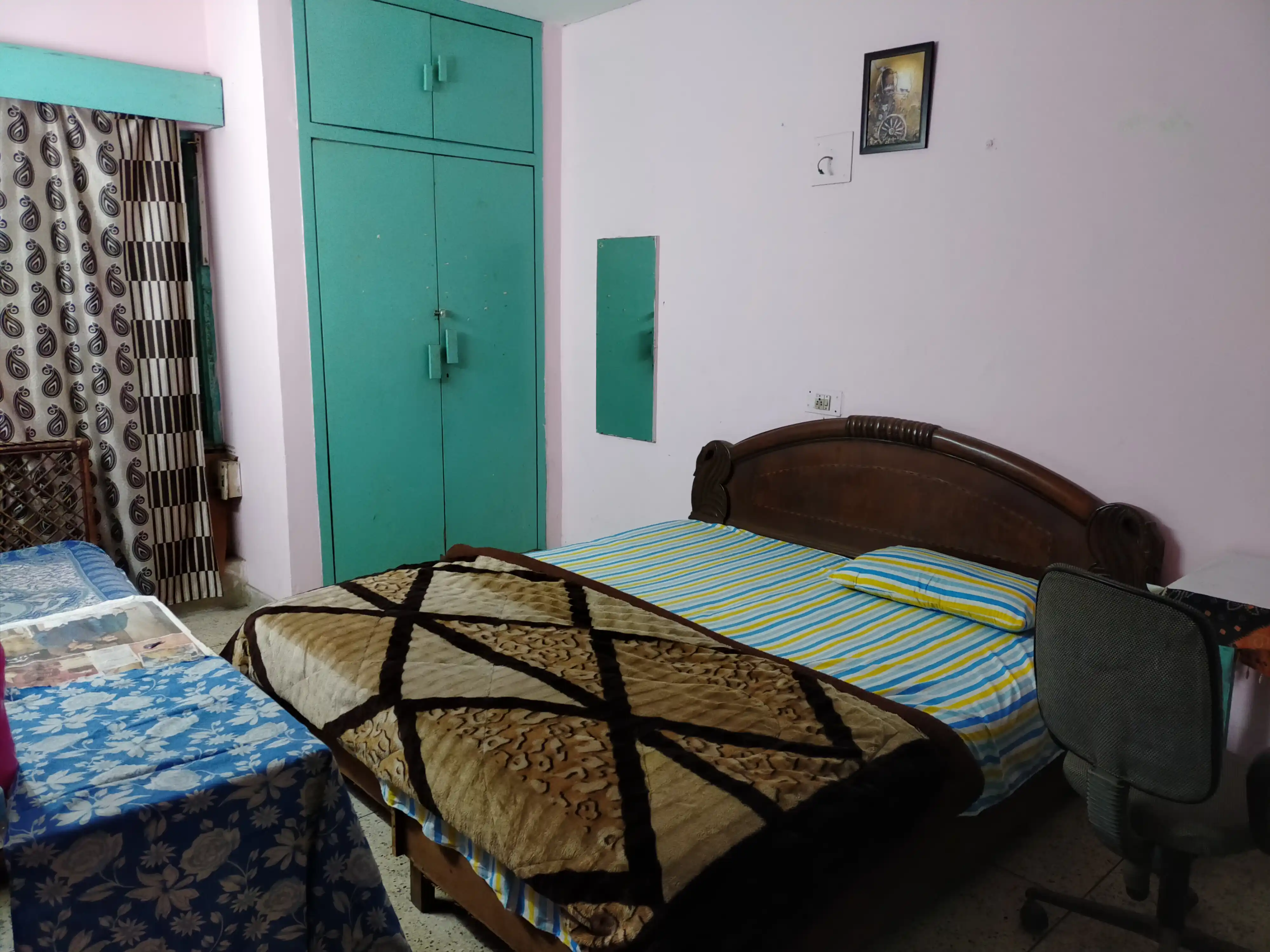 Girls PG HAUZ khas  Photo 1