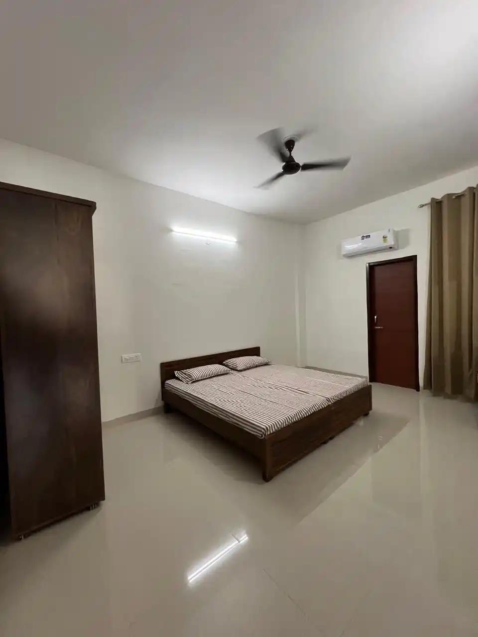 Gravity Hostels, #92A Photo 4