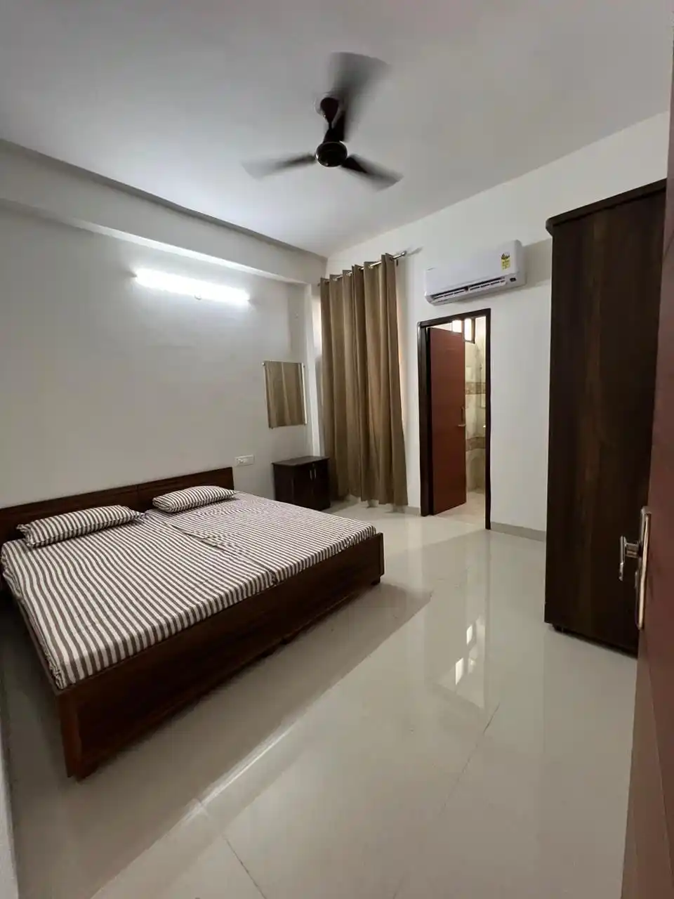 Gravity Hostels, #92A Photo 1