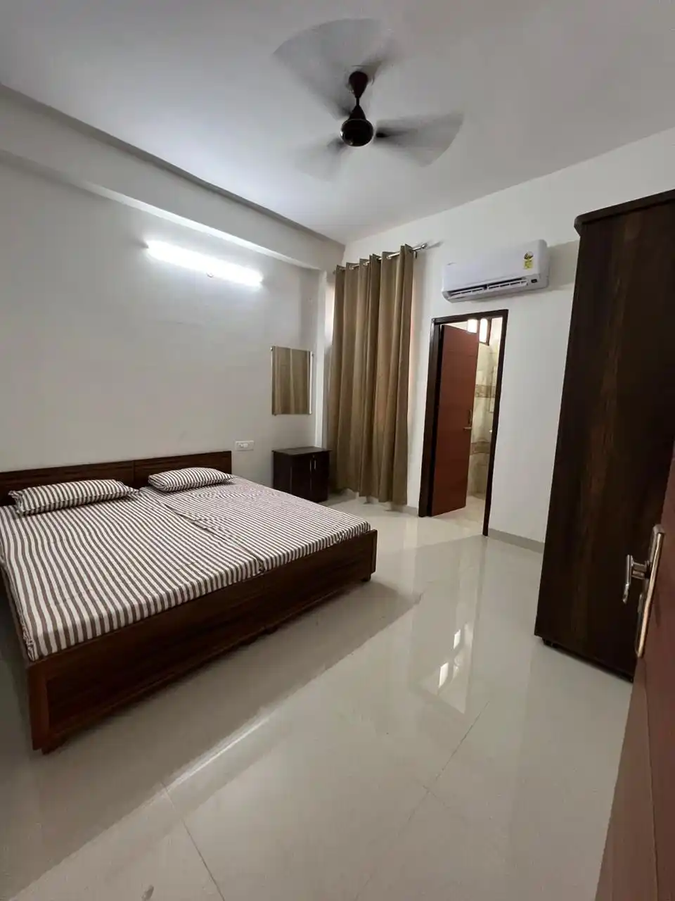 Gravity Hostels, #92A Photo 6