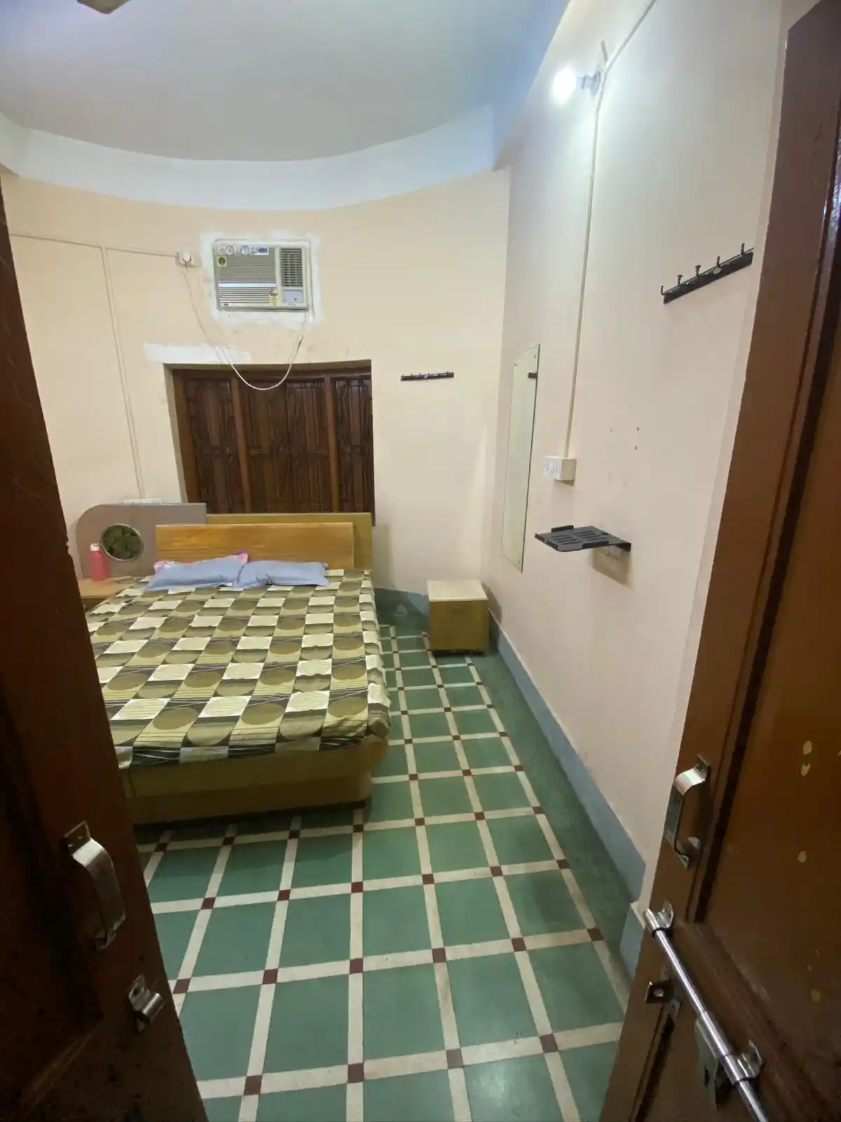 JJ LIVING BALLYGUNGE PG Photo 1 JJ LIVING BALLYGUNGE PG Photo 1